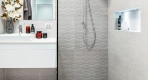 Ducha moderna con plato de ducha dry50 lineal revestible