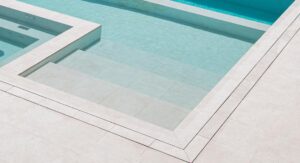 Sistema de desagüe walk level instalado en piscina